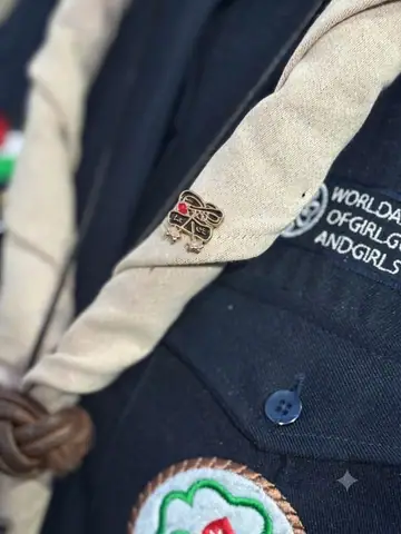 بروش الشارة الخشبية